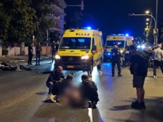 Tragjedi në Glyfada të Greqisë: Tre të rinj nga Fieri humbin jetën, një 18-vjeçar në terapi intensive – hetohen shpejtësia, një garë e mundshme dhe TikTok Live