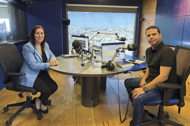 1026_ZOARABRADIO_COUPLE_LEDE