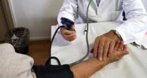 Zvicra pa mjekë familjarë, bluzat e bardha vijnë nga Italia, të tërhequr nga pagat e arta