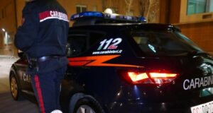 Torino, 37-vjeçari tenton të vrasë partneren: ajo shpëton duke ikur te fqinjët me vajzën njëvjeçare, ai vetëvritet
