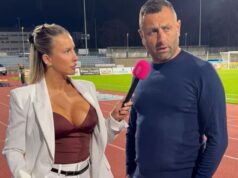 VIDEO: Trajneri përpiqet të mos e shikojë gazetaren, reagimi i tij bëhet viral