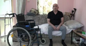Ra të flinte si çdo natë, por në mëngjes nuk mund të ecte më