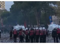 Shqipëria në ditën e pestë të protestave: Plumba gome, gaz lotsjellës, molotovë dhe zjarre te Gjykata e Lartë – Përplasje të ashpra mes protestuesve dhe policisë, Rama refuzon dorëheqjen