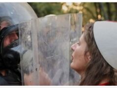 Shqipëria në ditën e pestë të protestave: Plumba gome, gaz lotsjellës, molotovë dhe zjarre te Gjykata e Lartë – Përplasje të ashpra mes protestuesve dhe policisë, Rama refuzon dorëheqjen