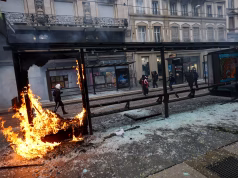 «Nuk ka më De Gaulle, madje as Daladier»: historiani Julian Jackson për kaosin në Francë
