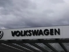 Prodhuesi i automjeteve në krizë: Volkswagen synon të ngrijë pagat deri në vitin 2030, sipas një raportimi