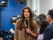 Ajo nuk buzëqesh kurrë për të: Si gazetarja e CNN-it Kaitlan Collins e tërbon Donald Trumpin