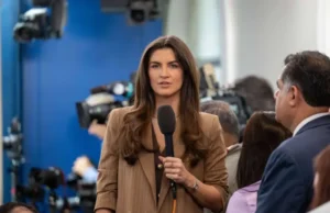 Ajo nuk buzëqesh kurrë për të: Si gazetarja e CNN-it Kaitlan Collins e tërbon Donald Trumpin