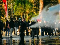 Lëndohet gazetari grek gjatë protestës në Tiranë, pëson dëmtime në vesh