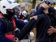 Shqipëria në valë protestash për të tretën ditë: Revolta e studentëve përhapet në disa qytete, sulmohen institucione dhe ndërpritet transporti në Tiranë – bilanc i rëndë të arrestuarish e të lënduarish