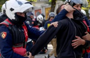 Shqipëria në valë protestash për të tretën ditë: Revolta e studentëve përhapet në disa qytete, sulmohen institucione dhe ndërpritet transporti në Tiranë – bilanc i rëndë të arrestuarish e të lënduarish
