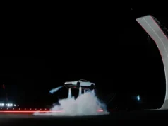 Tesla prezanton Roadster-in fluturues: Makina lëviz me kokë poshtë në një pistë të lakuar, kryen rrotullime në ajër dhe ulet në tokë me shtytës raketorë të SpaceX