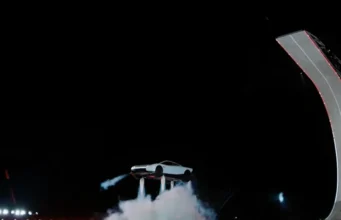 Tesla prezanton Roadster-in fluturues: Makina lëviz me kokë poshtë në një pistë të lakuar, kryen rrotullime në ajër dhe ulet në tokë me shtytës raketorë të SpaceX