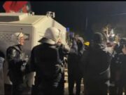Shqipëria në ditën e katërt të protestave: Përplasje të dhunshme, zjarre dhe arrestime në disa qytete – pezullohen policë, Rama refuzon dorëheqjen
