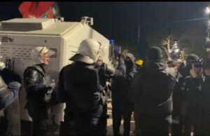 Shqipëria në ditën e katërt të protestave: Përplasje të dhunshme, zjarre dhe arrestime në disa qytete – pezullohen policë, Rama refuzon dorëheqjen