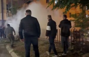 Tensione në Prishtinë për Ligjin e Speciales: Policia përdor gaz lotsjellës, dështon marrëveshja Kurti–Hamza, leximi i dytë mbetet pezull