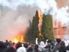 Tirana në kaos për të dytën ditë: Protestuesit rrethojnë Kryeministrinë, sulmojnë ministritë, KQZ-në dhe Piramidën – Gurë, molotovë, zjarre, të lënduar dhe përplasje të ashpra me policinë